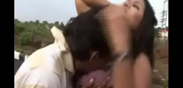  நடு வீதியில் அம்மாவின் பாச்சியை கசக்கி பிழியும் மகன்  Tamil Mom sex